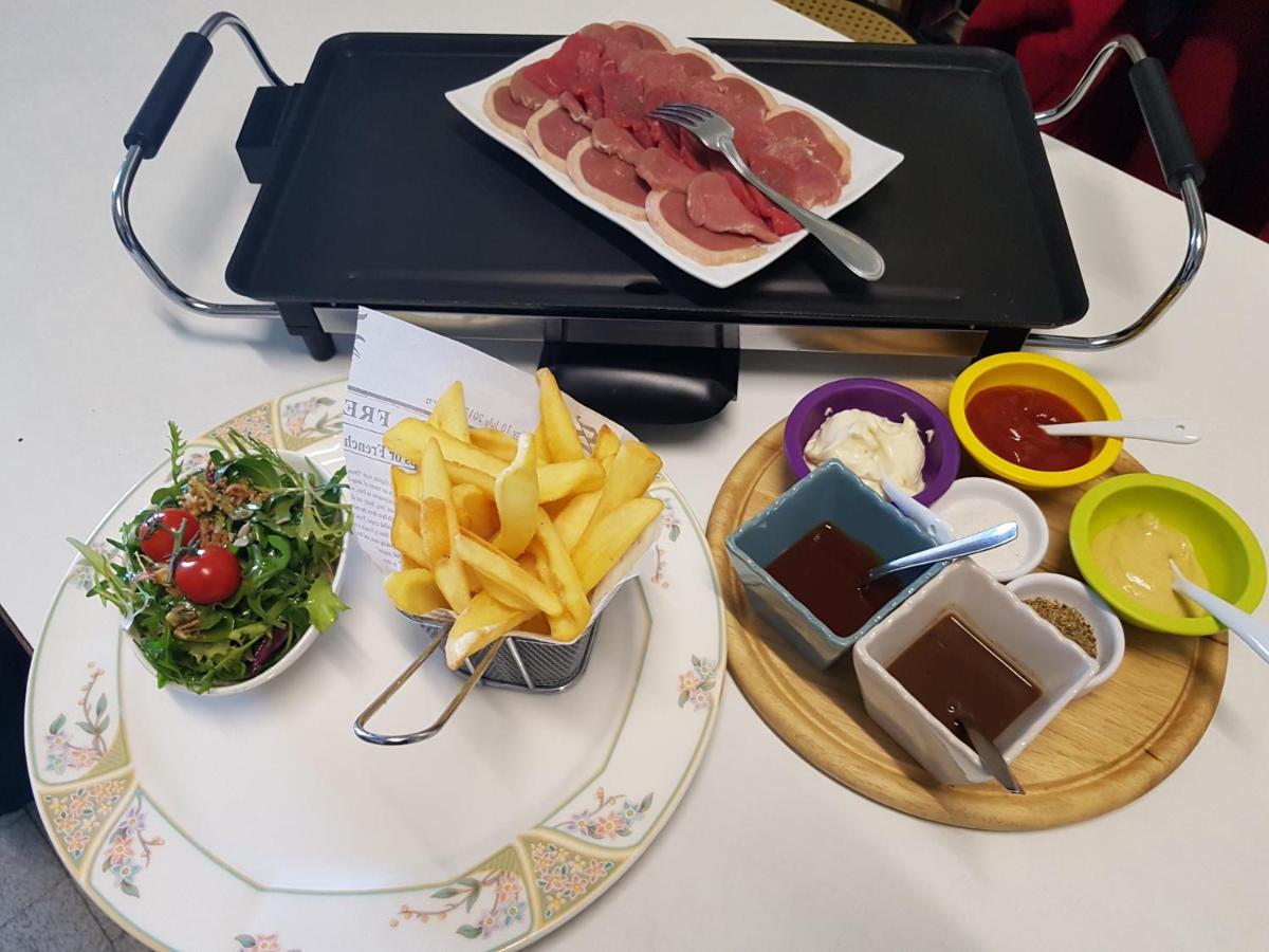 Hotel Restaurant Le Traineau Clelles エクステリア 写真